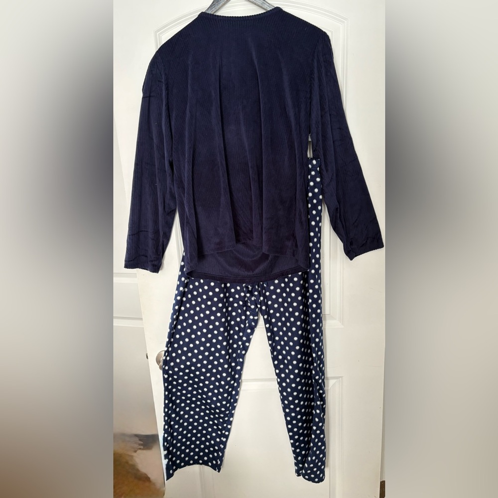 Croft & Barrow Woman’s Velour Lounge Set in Navy and White